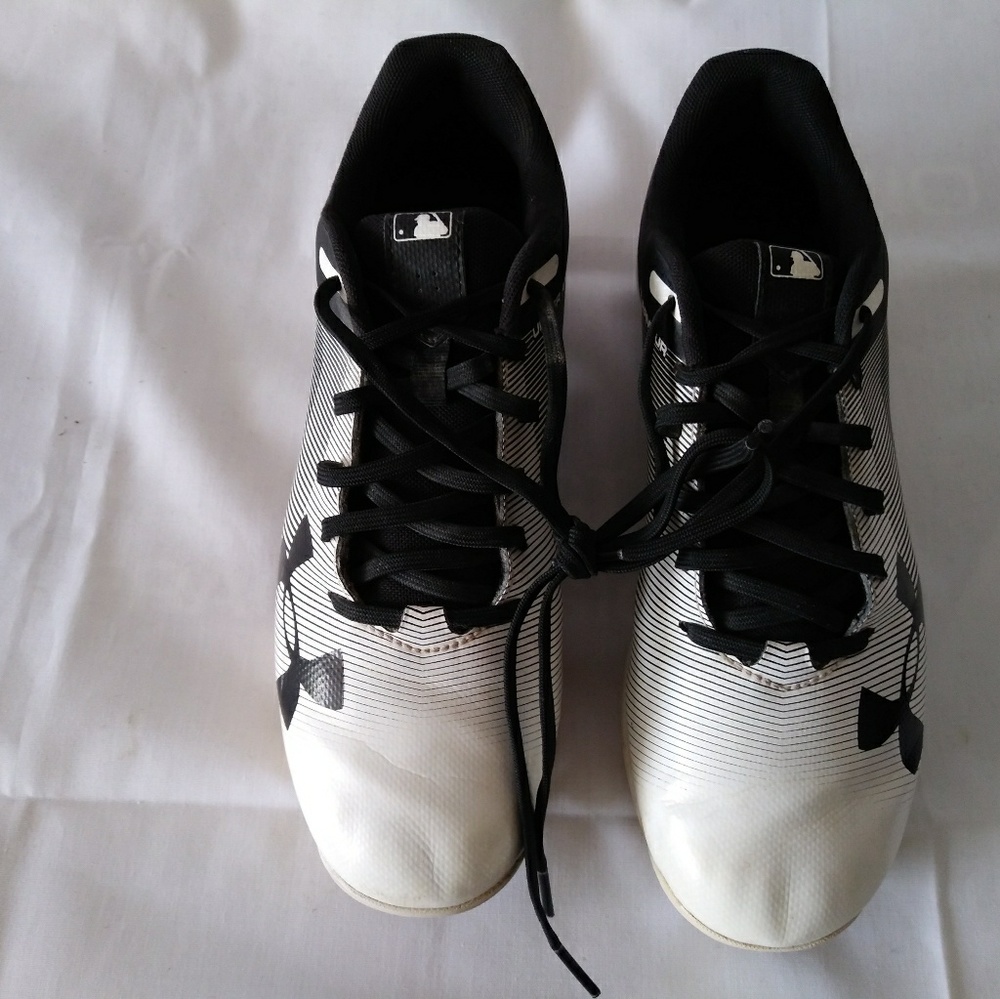 Under Amour white Black Men's Soccer Boot size 7
